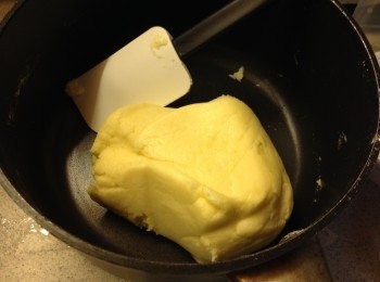 step4: 分2次加入木薯粉，鹽和芝士粉，攪勻放涼