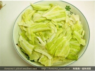 step2: 高麗菜洗淨後，用手撕成小片葉狀，直接平鋪在碗盤上。