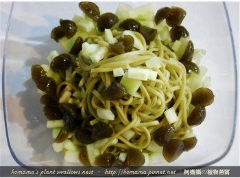 step7: 將切成塊狀的黑木耳QQ圓，也放入至抹茶麵的碗中。