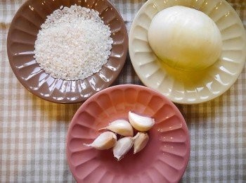 step1: 備料~ *去骨雞腿肉切塊，洋蔥，大蒜切末。