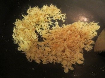 step3: 可以先把虾皮到进小篓子里筛一下，把一些杂质筛掉。把虾皮到进干净的锅里小火翻炒至干燥即可。（不用放油）