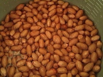 step1: 將花生先淨泡4-6小時 放入電鍋中先煮軟