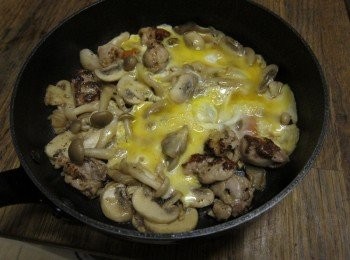 step5: 雞肉半熟後，將<span class="group_2">配菜</span>倒入鍋裡拌炒，8分熟後，倒入打散的雞蛋