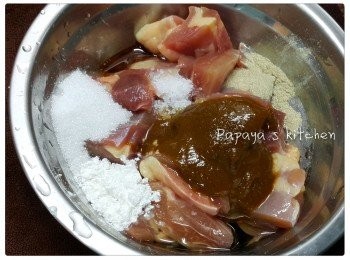 step1: <a href="https://bit.ly/2ZxapeY" target="_blank" data-keyword="雞排" class="guide-link"><strong>雞排</strong></a> <span style="display:inline-block;vertical-align:middle;margin-top:-3px;color:initial;border-radius:3px;padding:2px 3px;font-size:12px;line-height:14px;background:#87d300;color:#fff;">即買</span> 先解凍，洗乾淨後抹乾，切件，(醃料：咖哩醬3湯匙，糖2茶匙，麻油2茶匙，生粉2茶匙，鹽1茶匙，生油2茶匙，胡椒粉少少，魚露少少)，醃大約半小時以上