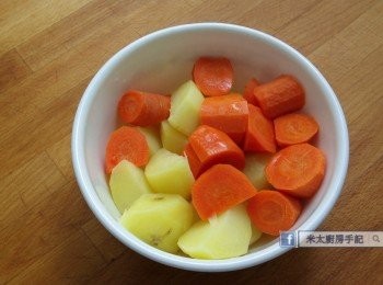 step3: 薯仔和蘿蔔放入微波爐以大火煮4分鐘，備用。