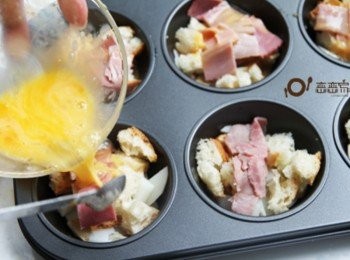 step3: 將蛋拌勻，平均倒入模型裡。混合美奶滋和明太子後，平均擠入<span class="group_1">食材</span>上。