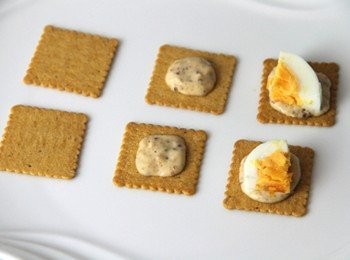 step4: 起司片切成正方形小片，風乾蕃茄切丁，綠橄欖切半，水煮蛋切成厚約0.5cm圓片後再切成1/4。