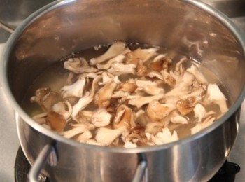 step2: 湯鍋加水煮沸，分次放入竹筍丁、毛豆、舞菇燙熟取出瀝乾水份放涼備用。