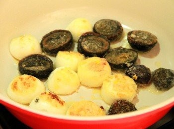 step3: 鍋倒少許油加熱放入水煮蛋與皮蛋煎至兩面呈金黃