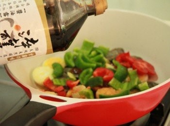 step4: 放入蒜末、豆瓣醬、味全淬釀醬油、糖、少許開水後，放入青椒與紅椒蓋上鍋蓋略悶至青紅椒熟後 即完成。