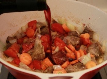 step1: 平底鍋倒入橄欖油加熱，放入肉塊煎香，放入洋蔥碎炒軟。