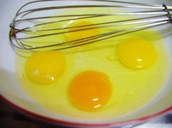 step2: 2.準備適合容器將蛋打散