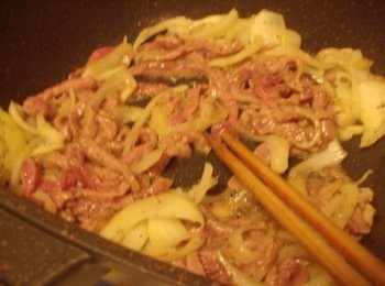 step5: 5.接著加入醃漬入味的牛肉拌炒均勻