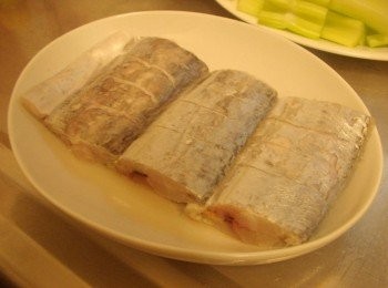 step1: 將處理乾淨的白帶魚擦乾水份ˊ兩面抹上少許鹽ˊ 然後用刀子在兩面劃上斜刀ˊ這樣煎時較能均勻受熱