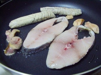 step2: 熱鍋後放入1茶匙油ˊ油熱再擺入魚片和魚卵ˊ 依魚片厚度決定煎的時間ˊ魚卵因為是圓形狀ˊ 煎的過程可用鍋鏟幫助滾動ˊ讓全面更均勻