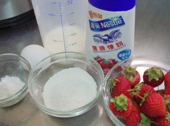 step1: 步驟1先準備好所需<span class="group_1">材料</span>ˊ麵粉先過篩ˊ草莓洗淨去蒂擦乾水份備用