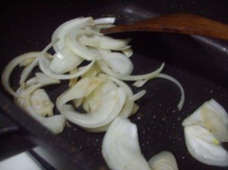 step4: 用原鍋留下的油ˊ炒香洋蔥