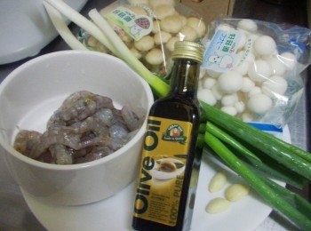 step1: 先準備好所需<span class="group_1">材料</span>ˊ蝦子撥殼除腸泥ˊ(蝦頭留下備用) 鴻喜菇ˊ雪白菇掰開成小朵ˊ蔥切段ˊ蒜或薑切細末備用