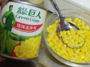 step1: 就是愛綠巨人玉米粒ˊ嚴選最頂級的玉米ˊ 粒粒飽滿(Completeness)ˊ色澤鮮黃(Color)ˊ吃起來更有清脆口感(Crispy)ˊ 螺旋切割技術(Cut)更保留完整玉米胚芽ˊ 喜歡吃的我當然要將這美味食材拿來變化出創意料理囉。 當宴客點心ˊ小朋友零嘴ˊ超讚哦。