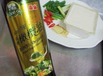 step1: 先準備好所需<span class="group_1">材料</span>薑ˊ辣椒切片ˊ蔥切段ˊ豆腐切方塊備用。 除了食材的選擇重要ˊ油品更是和料理密不可分ˊ 今天運用經由西班牙CCPAE有機認證，歐洲頂級原裝進口 ˊ 健康美味雙認證的泰山橄欖油來料理 ˊ 真的可以讓人除了享受美味也安心些。 泰山冷壓有機橄欖油~適合生飲、涼拌、中溫烹調 ˊ 含有天然橄欖果香ˊ口感清爽新鮮ˊ 可以完美簡單襯托出食材天然風味喔。