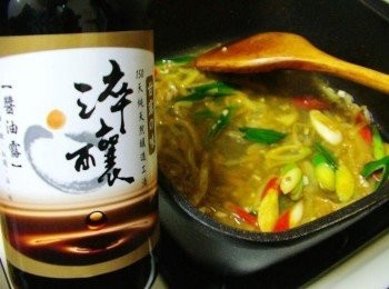 step4: 然後嗆入粹釀醬油露1茶匙ˊ加入酌量開水ˊ 並添入糖1茶匙ˊ胡椒鹽1/2茶匙<span class="group_2">調味</span>