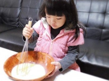 step4: 打發的蛋液和調勻的煉奶水再次拌勻