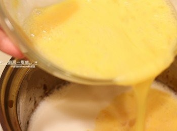 step11: [布丁液]細砂糖60g+水100g先煮至糖融化，關火後移開火爐。再加入鮮奶250g和全蛋(打散)250g、香草精1小匙拌勻。