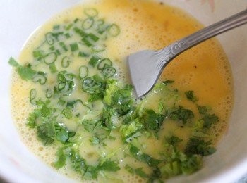 step2: 把<span class="group_2">餡料</span>放到蛋汁裡面攪拌均勻