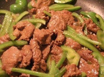 step3: 將牛肉倒入一起拌炒, 起鍋前用鹽巴/黑胡椒粉做最後調味