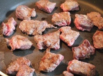 step2: 熱鍋加少許油, 將醃好的牛肉塊煎至表面熟備用