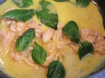 step2: 熱鍋少許油, 用中火先將鮭魚末煸香後, 倒入<span class="group_2">蛋液</span>, 鋪上九層塔葉