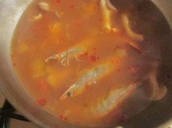 step3: 加入各式海鮮料及秀珍菇再次煮滾加白酒及塩調味,起鍋前灑少許義大利綜合香料即可