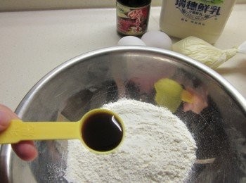 step4: 鬆餅粉加入榖盛壽喜燒1小匙.牛奶.蜂蜜混和均勻