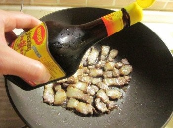 step3: 淋上美極鮮味露1小匙及1 大匙的水,再加少許的糖(約1/4小匙)及黑胡椒粒