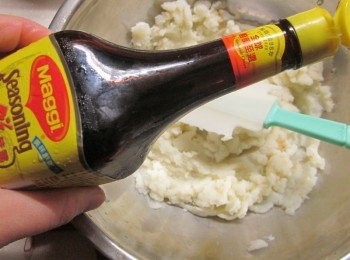 step3: 作法2加入1小匙的美極鮮味露和少許的塩調味拌勻