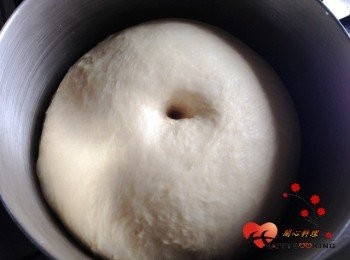 step3: 大約30~50分至麵糰兩倍大時取出(用手戳下去不會彈回來)