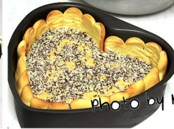 step11: 放上事先做好的《心型手指餅乾》，稍微輕壓
然後鋪上一層已刨碎的《薄荷巧克力碎屑》
最後再將《鳳梨乳酪慕斯餡》倒至滿模，抹平即可
記得要將模據底部輕叩桌面讓餡料扎實