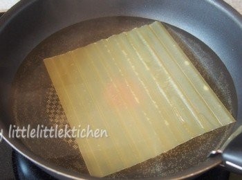 step5: 千層麵放入暖水中浸一下（視乎不同品牌的做法）