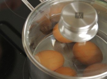 step1: 先將蛋冷水放入煲中