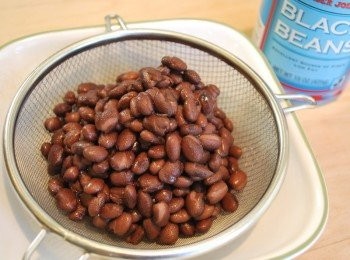 step4: 拌進瀝乾的黑豆，以鹽及胡椒調味，保溫備用 ※ 此肉醬分量略多於所需，可以將多餘肉醬保留搭配米飯或taco玉米餅