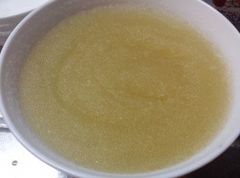 step2: 先用2碗冷開水，溶解魚膠粉。