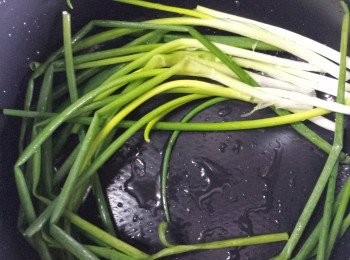 step2: 先將所有蔥放入電飯煲內，再放入所有<span class="group_2">配料</span>。