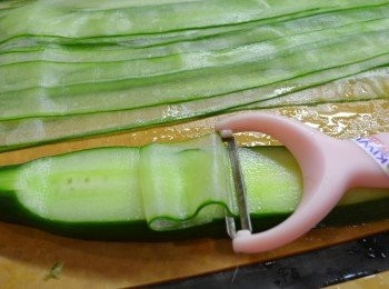 step2: 黃瓜用刨皮刀削出薄片，約13-15片。然後加少許鹽浸泡，再用紙巾吸乾水分。
