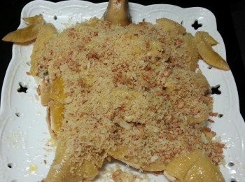 step6: 將炒好的風沙料舖於雞面即成.