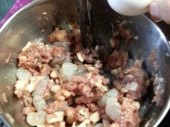 step7: 將蝦.豬肉.冬菇.馬蹄用一隻雞蛋拌勻備用