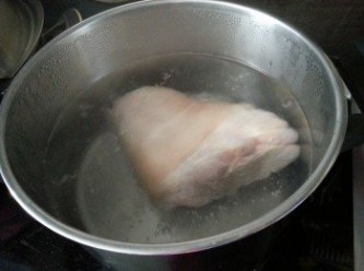 step1: 豬手解凍後用水清洗, 然後放滾水中煮15分鐘