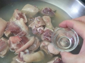 step2: 加入適量水(要蓋過豬手面),水滾後豬手放入煲內加入白醋2湯匙,煮約15分鐘,過冷河待用.