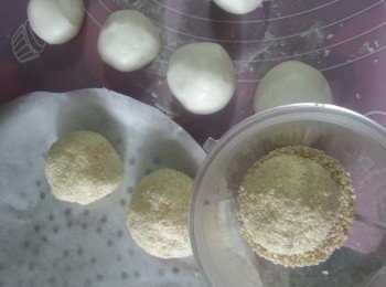 step12: 用個細碗裝起芝麻,取一粒粉糰,放入碗中單一方向轉上芝麻,放入以搽油的牛油紙蓋上濕布,休息30分鐘