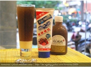 step3: 緊接著將黑木耳養生露緩慢地由杯口倒入，製造出雙層視覺效果。