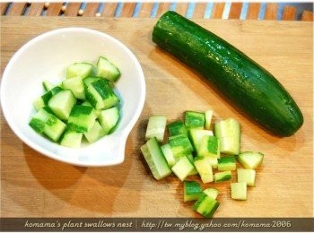 step2: 先將小黃瓜依不規則狀去皮，讓切塊的小黃瓜仍帶有些許的深綠色外皮。